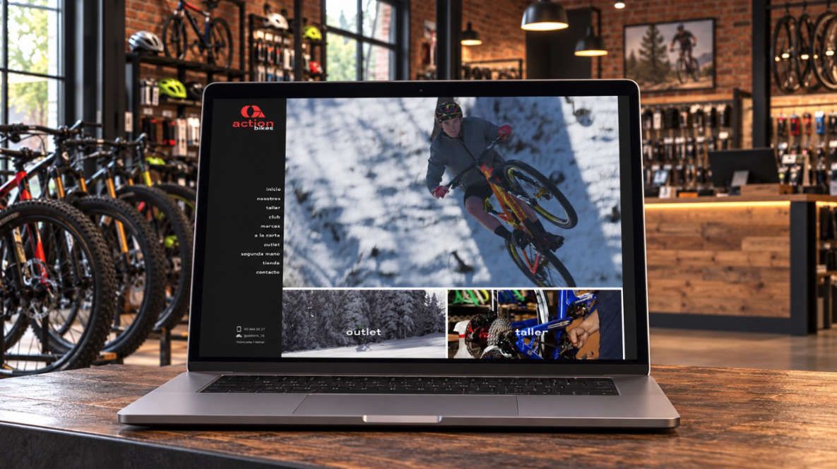 Action Bikes: diseño web para tienda de bicicletas Portátil con la web de Action Bikes en una tienda de bicicletas en Montcada i Reixac (Barcelona)