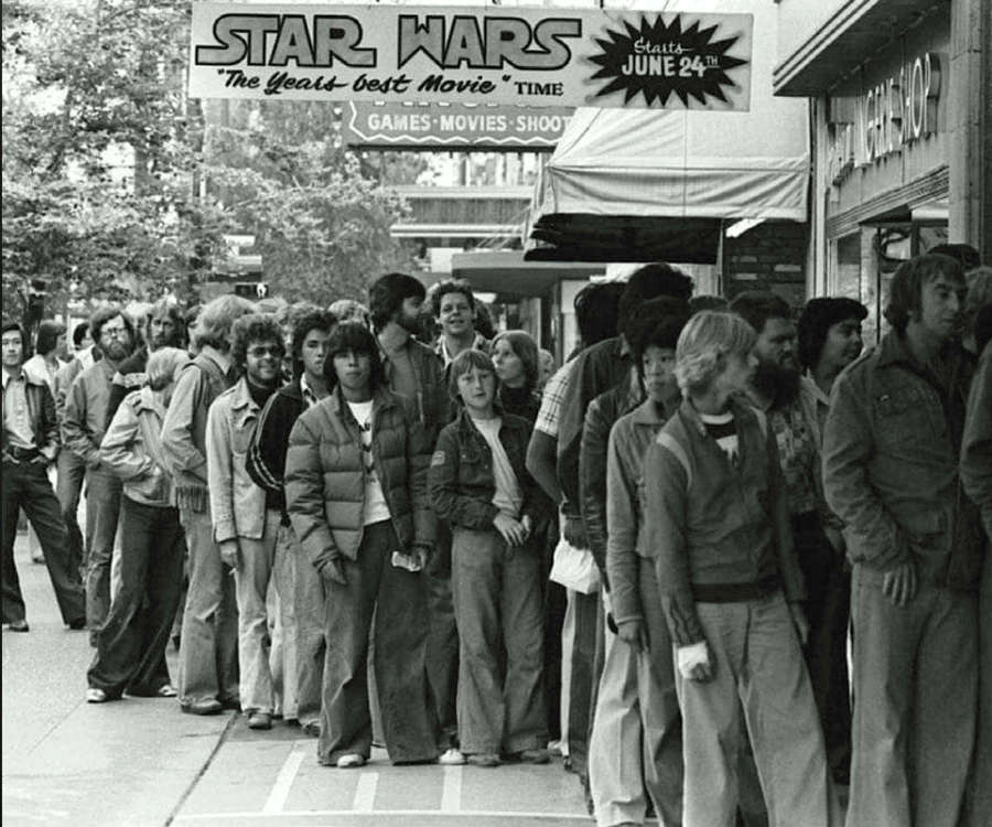 Cómo Star Wars cambió la publicidad para siempre MarkeThink fans haciendo cola cines star wars 1977
