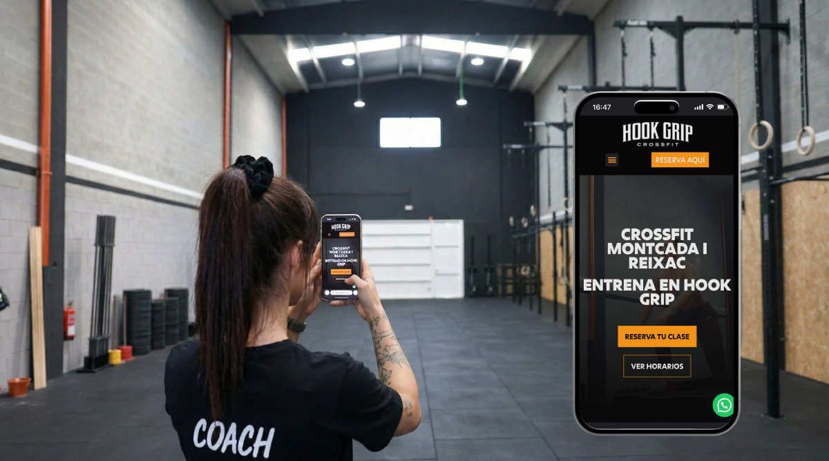 Diseño web CrossFit Entrenadora de CrossFit de espaldas en el gimnasio Hook Grip Montcada i Reixac