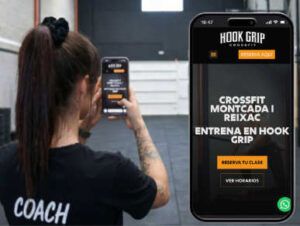 Diseño web CrossFit en Montcada Entrenadora de CrossFit de espaldas en el gimnasio Hook Grip Montcada i Reixac