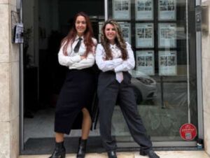 Finques Bonallar, diseño web inmobiliaria en Montcada i Reixac Equipo de Finques Bonallar en la entrada de su inmobiliaria en Montcada i Reixac