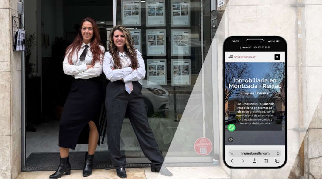 Web inmobiliaria para Finques Bonallar conectada con Witei Equipo de Finques Bonallar frente a su oficina con vista de la web inmobiliaria en móvil